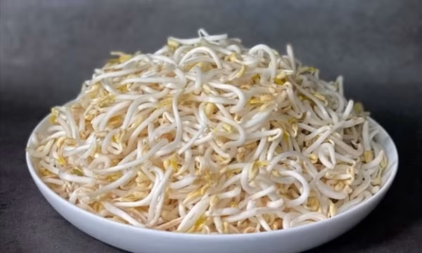Nên ăn giá đỗ sống hay chần qua nước sôi?
