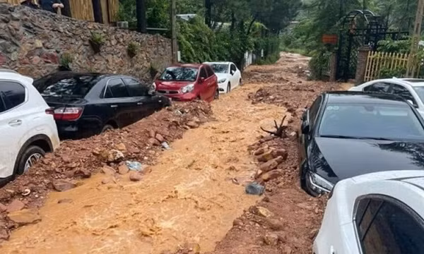 Hà Nội: Nhiều ôtô bị mắc kẹt cạnh khu vực đất đồi Sóc Sơn do mưa lớn