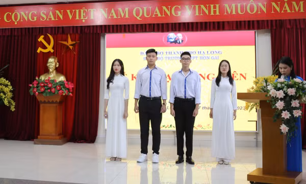 Trường THPT Hòn Gai kết nạp 4 đảng viên là học sinh