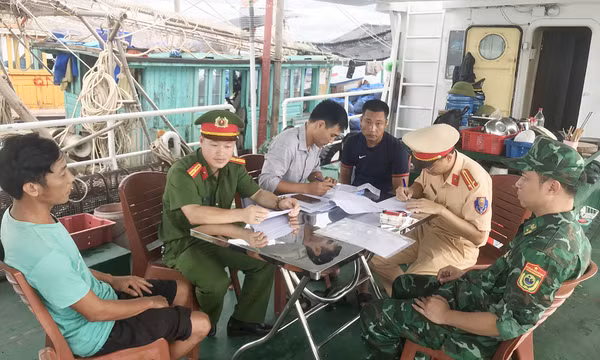 Hải Hà bắt giữ 2 tàu cá khai thác thủy sản trái phép trên biển