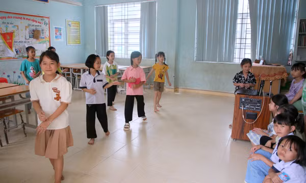 Chăm lo cho giáo dục vùng khó