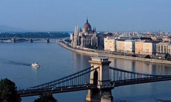 Hungary: Cầu Xích Szechenyi - biểu tượng ở thủ đô Budapest mở cửa lại