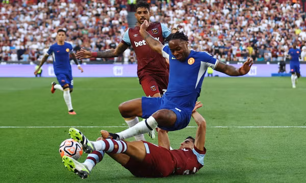Chelsea thua West Ham dù hơn người