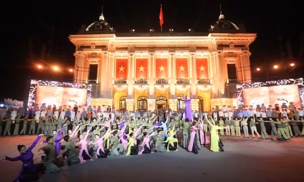Hàng trăm người hát Quốc ca tưởng nhớ nhạc sĩ Văn Cao