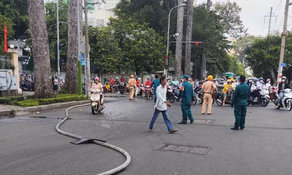 Cháy nhà trọ ở quận 5, hai người chết
