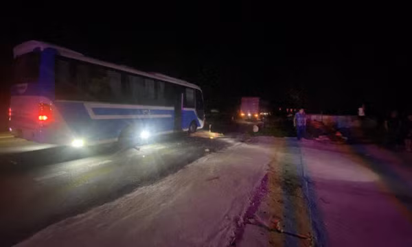 Ngồi giữa quốc lộ hóng mát, người đàn ông bị xe tải tông tử vong