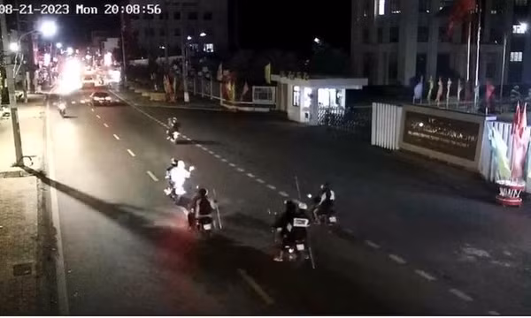 Nhóm thanh niên mang hung khí đi giải quyết mâu thuẫn trong đêm