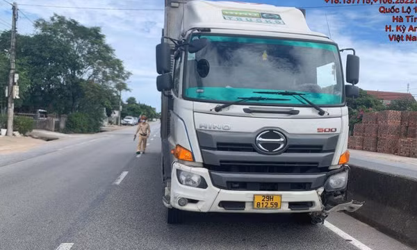 Nữ công nhân quét dọn vệ sinh trên QL1A bị xe tải tông tử vong