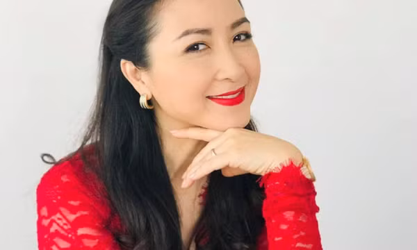 Nhan sắc trẻ đẹp và cuộc sống bình yên ở tuổi 52 của Khánh Huyền "Người thổi tù và hàng tổng"