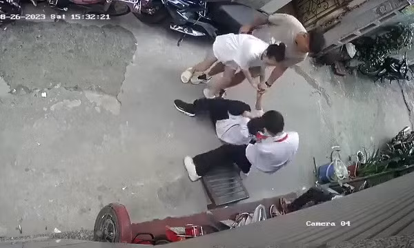 Một giáo viên và 4 người khác đánh tới tấp một học sinh cấp 2