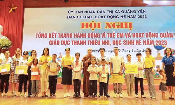 Trao đỡ đầu cho học sinh mồ côi, khuyết tật tại TX Quảng Yên