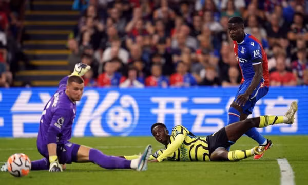 Arsenal thắng trong thế thiếu người