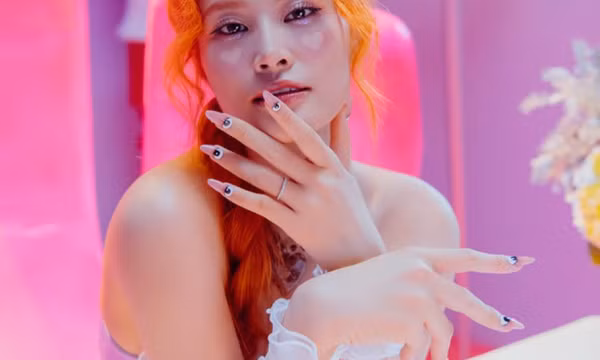 Đông Nhi làm thầy bói online cho tlinh trong MV mới