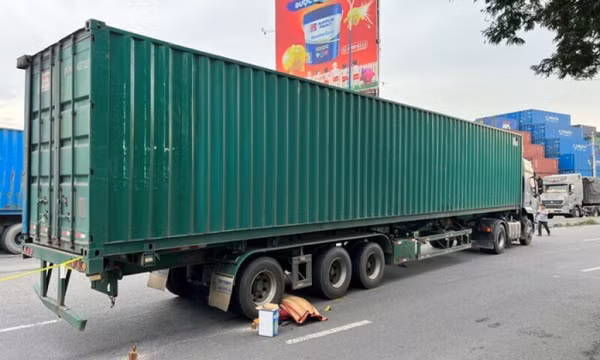 Xe container va chạm xe máy, nam sinh bị cán tử vong tại chỗ
