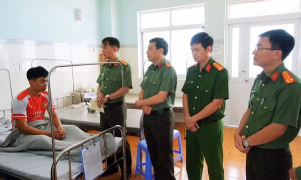 Bắt đối tượng xông vào trụ sở chém trung úy công an bị thương