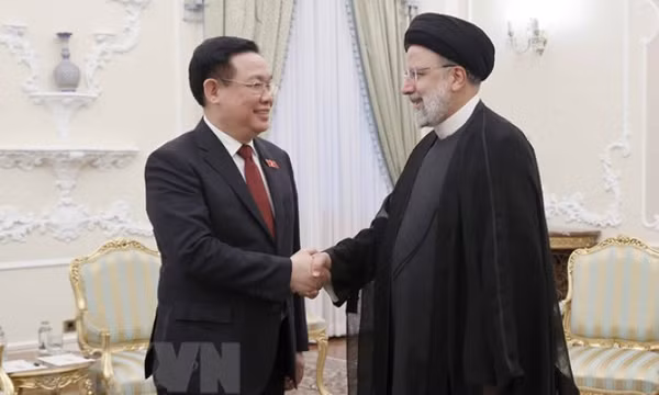 Chủ tịch Quốc hội Vương Đình Huệ hội kiến Tổng thống Iran