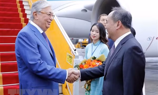 Tổng thống CH Kazakhstan đến Hà Nội, bắt đầu thăm chính thức Việt Nam
