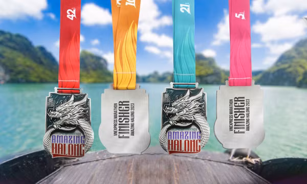 Hình tượng rồng trên tấm huy chương VnExpress Marathon Amazing Halong 2023
