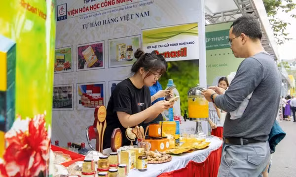 Hàng giá rẻ tràn vào Việt Nam và câu chuyện ‘tiếp sức’ cho hàng hoá Việt