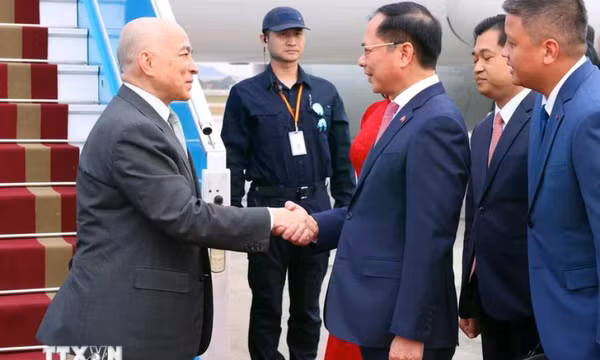 Quốc vương Campuchia đến Hà Nội, bắt đầu thăm cấp Nhà nước tới Việt Nam