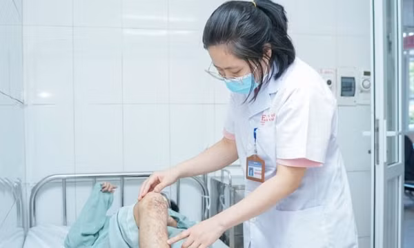 Nhập viện cấp cứu sau khi rắc kháng sinh vào vết thương