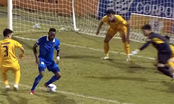Bị VAR hủy hai phạt đền, Quảng Nam đòi bỏ trận V-League