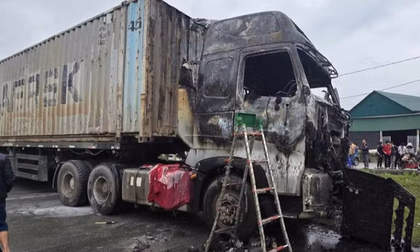 Xe đầu kéo đang đậu trên đường bỗng nhiên bốc cháy