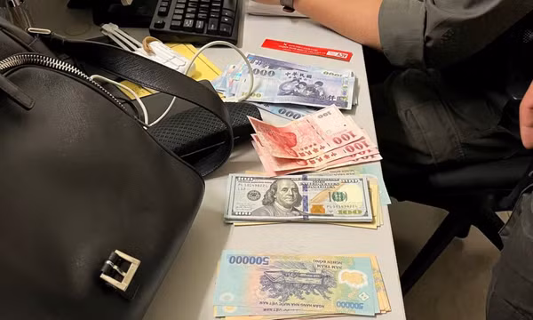 Phát hiện túi xách chứa nhiều loại tiền ở sân bay Nội Bài