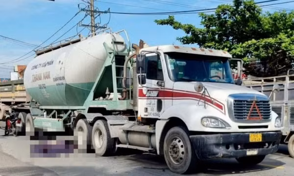 Xe máy va chạm xe đầu kéo ở Cầu Xéo, người đàn ông tử vong tại chỗ