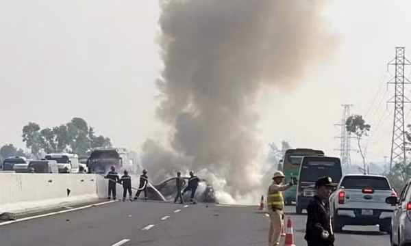 Ô tô cháy dữ dội trên cao tốc Hà Nội - Hải Phòng