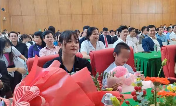 50 ngày giành sự sống cho cô bé làng Nủ