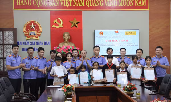 Trao đỡ đầu cho học sinh có hoàn cảnh khó khăn