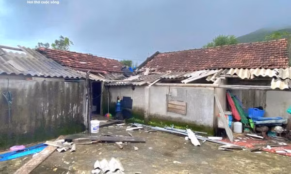 Lốc xoáy cuốn tốc mái nhiều nhà dân ở Phú Yên
