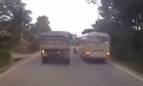 Băng qua đường khi vừa xuống xe đưa đón, bé 5 tuổi bị xe tải tông tử vong
