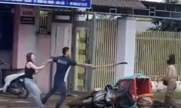Nam thanh niên đánh đấm túi bụi, rồi cầm rựa đòi chém nữ shipper