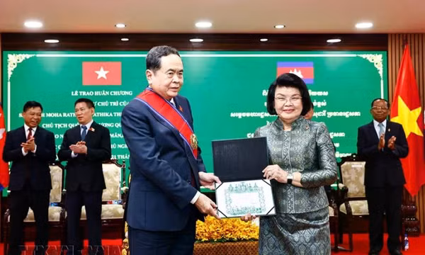 Chủ tịch Quốc hội Trần Thanh Mẫn nhận Huân chương Công trạng hạng Đại Thập tự của Nhà nước Campuchia