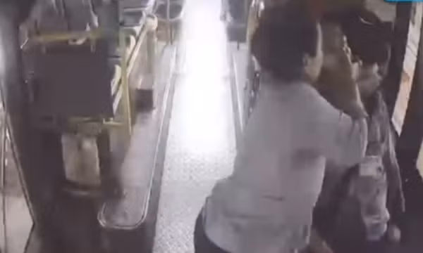 Tài xế xe buýt bất ngờ ngất lịm khi dừng chờ đèn đỏ ở TPHCM