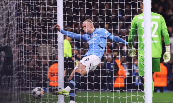 Man City bị cầm hòa dù dẫn ba bàn ở Champions League