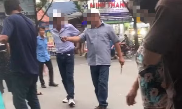 Điều tra vụ 4 người cầm dao, kéo hành hung tài xế taxi ở Bệnh viện Thủ Đức