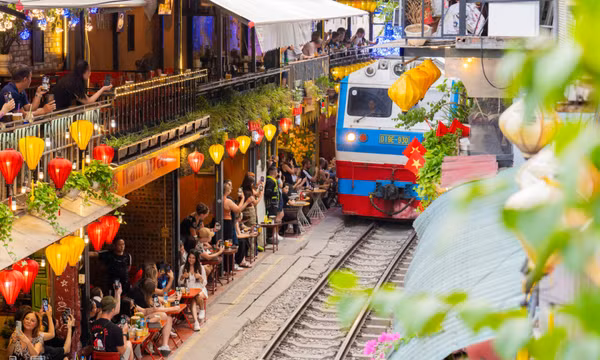 Cà phê đường tàu đông khách trở lại