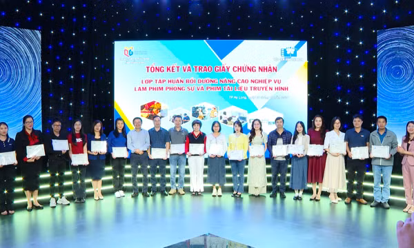 Bế mạc lớp tập huấn bồi dưỡng làm phim phóng sự và phim tài liệu truyền hình tại Quảng Ninh
