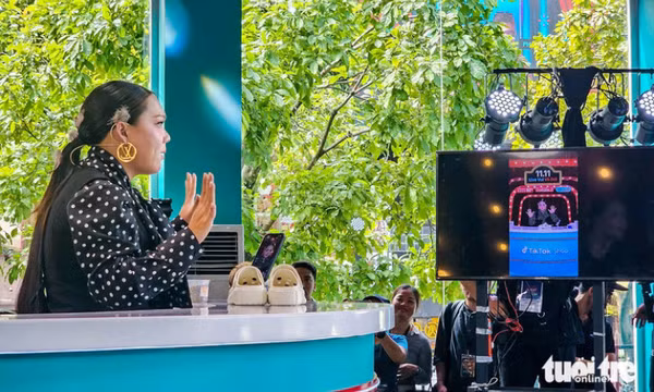 Rần rần với các phiên livestream xuyên đêm, săn siêu sale 11-11