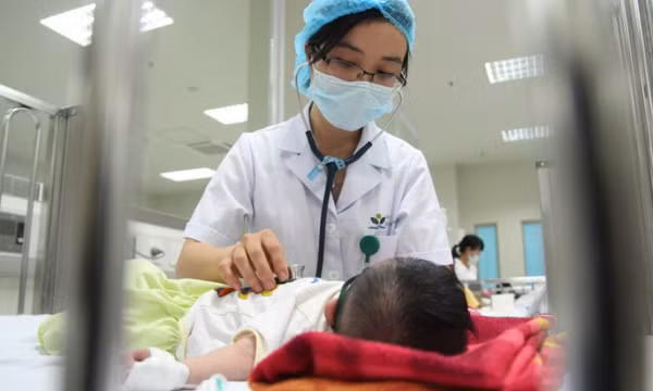 Gia tăng trẻ viêm màng não khi thời tiết thay đổi: Dấu hiệu nhận biết, phòng bệnh thế nào?