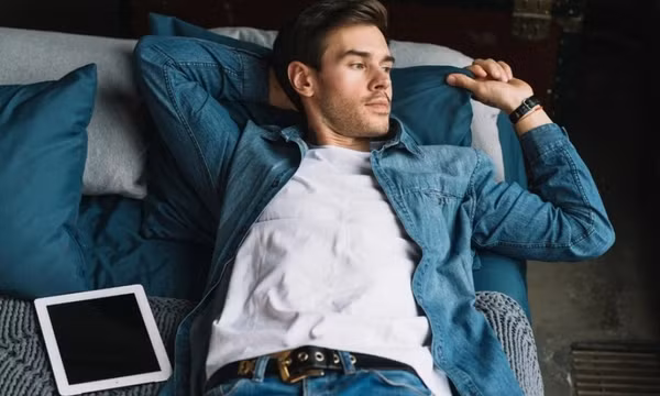 Thói quen phổ biến đang phá hủy cột sống người trẻ hay mắc