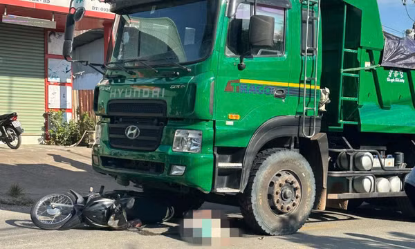 Va chạm với xe máy đi cùng chiều, người phụ nữ bị xe ben cán tử vong