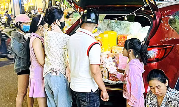 Hết trend 'túi mù', giờ lại đua nhau chi tiền triệu 'đập hộp mù'