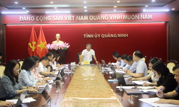 Đồng chí Bí thư Tỉnh ủy Vũ Đại Thắng làm việc với Tổ biên tập Văn kiện Đại hội Đảng bộ tỉnh