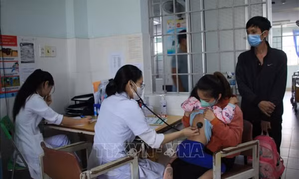 Gia tăng bệnh nhi nhập viện do thời tiết giao mùa