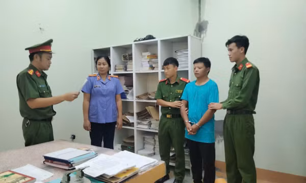 Khởi tố đối tượng đấm vào mặt công an khi bị lập biên bản