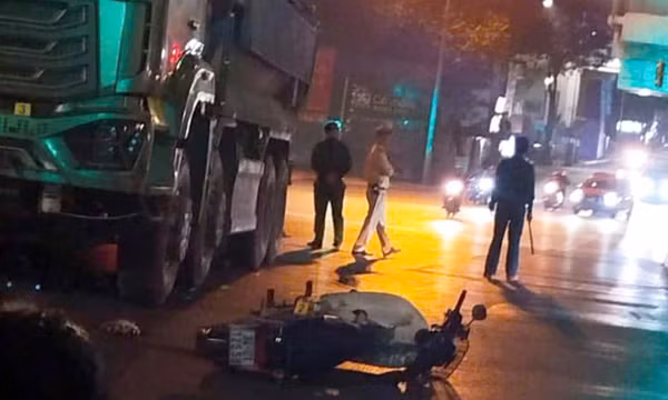Xe máy va chạm với xe ben giữa ngã tư ở Hà Nội, 1 người tử vong